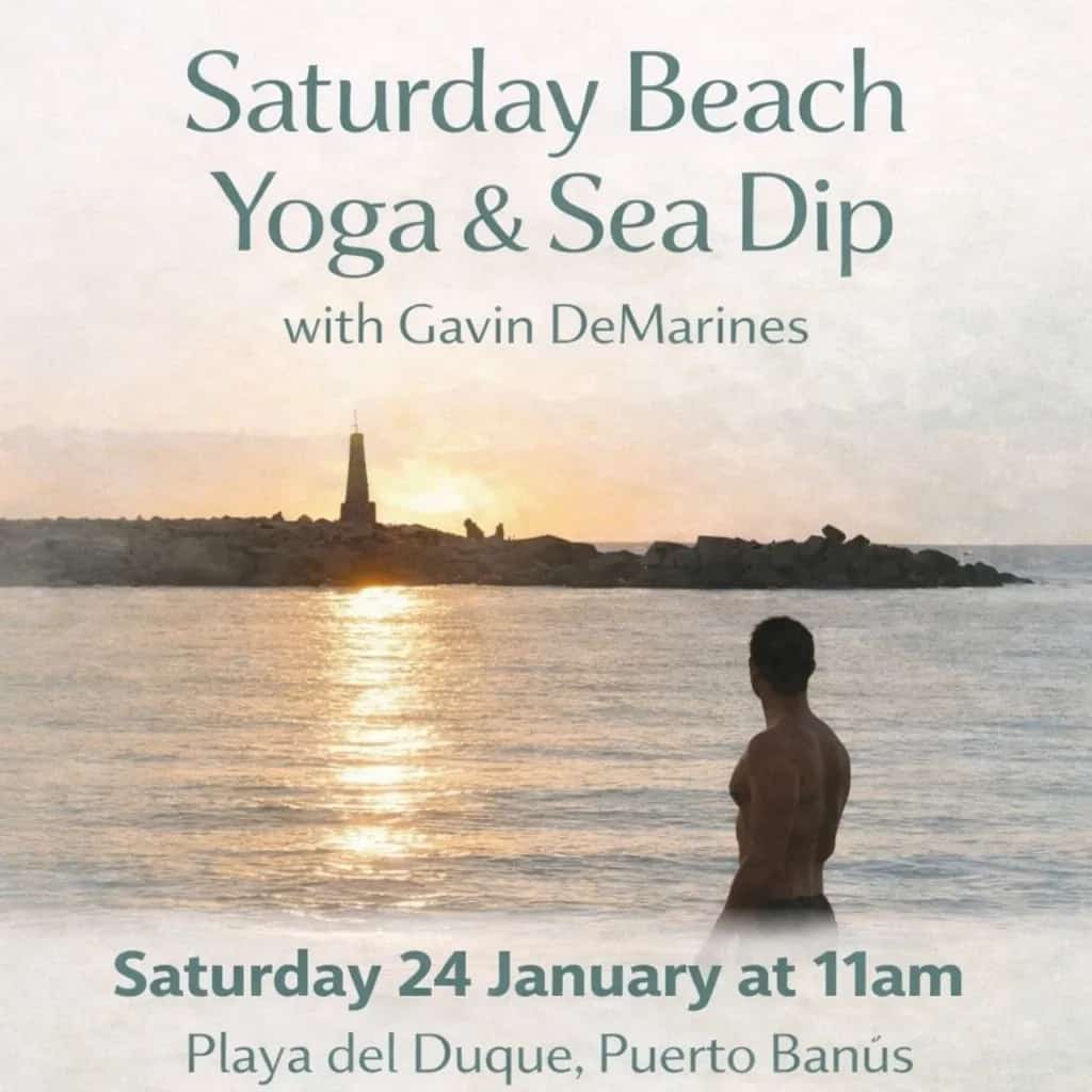 Cartel del evento “Yoga en la Playa y Chapuzón en el Mar” al amanecer, con una persona de pie en el agua frente al mar y un faro al fondo, anunciando una sesión de yoga en la playa y baño en el mar.