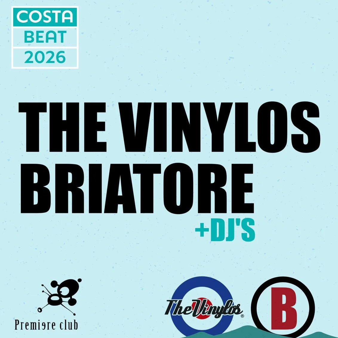 Cartel del evento Costa Beat 2026 con The Vinylos & Briatore en directo y DJs, diseño moderno sobre fondo azul claro.