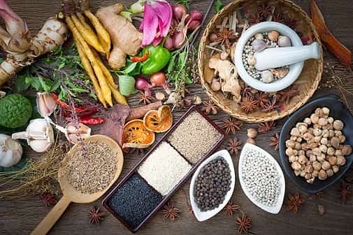 Selección de ingredientes ayurvédicos, especias, cereales y hierbas preparados para un taller de cocina de nutrición y Ayurveda.