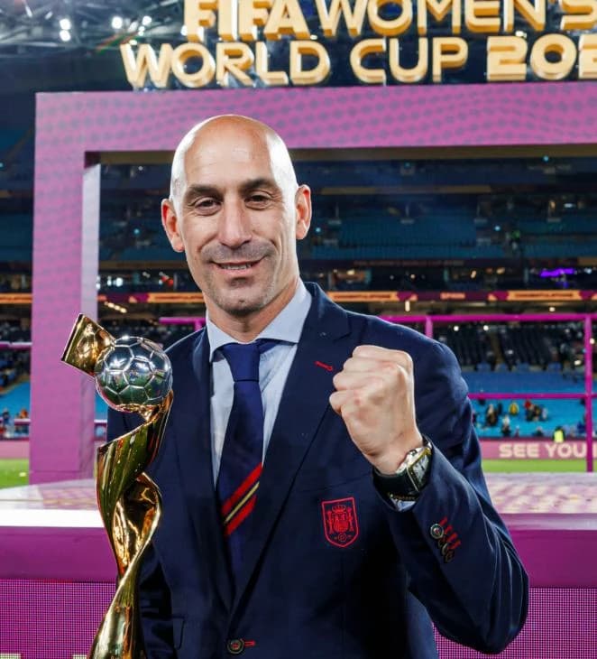 Luis Rubiales sosteniendo el trofeo del Mundial Femenino de la FIFA tras la final, celebrando la victoria de España en el estadio.