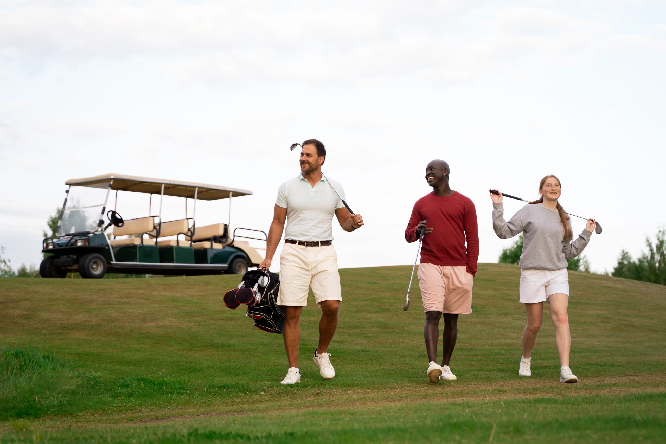 Personas participando en un evento deportivo al aire libre