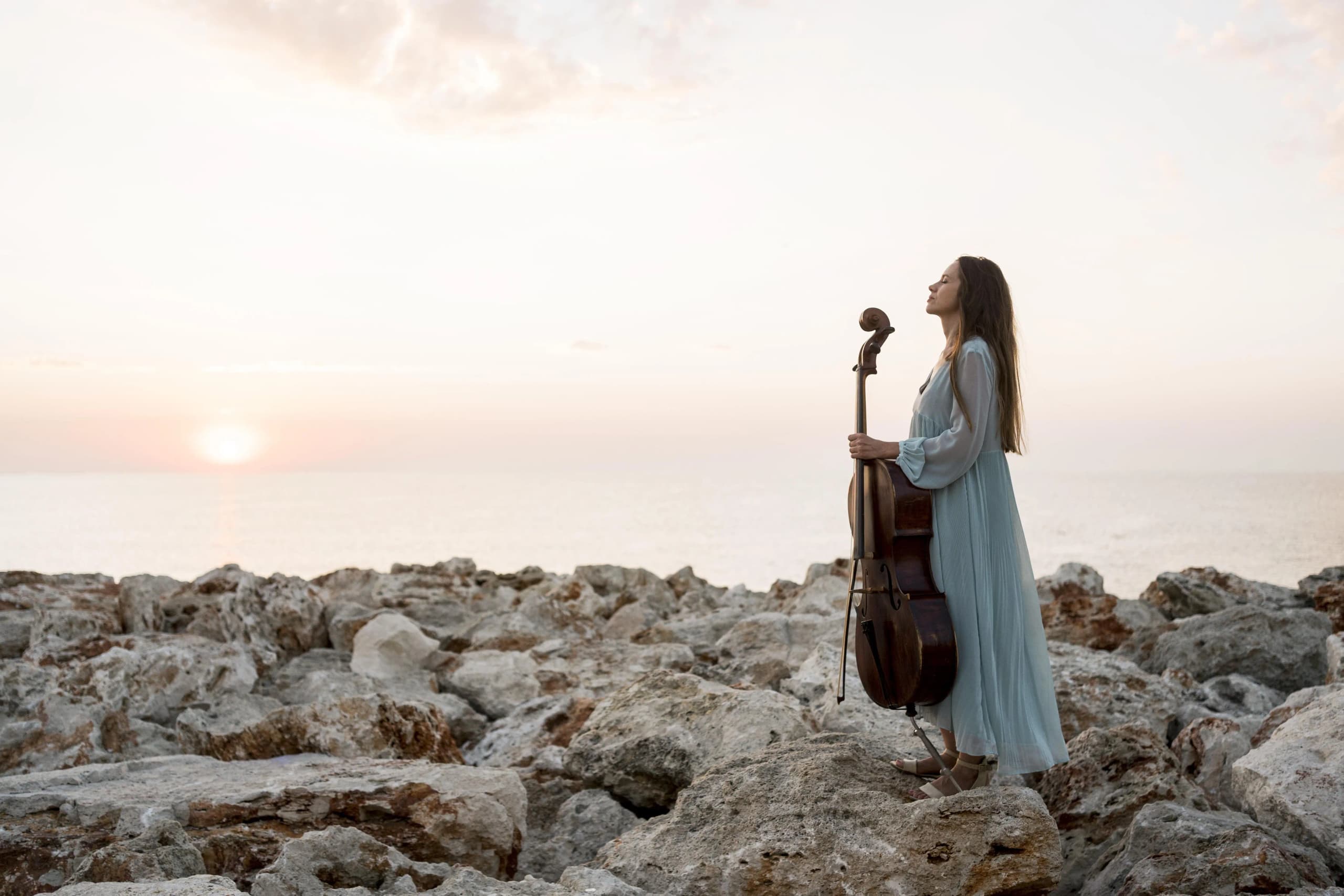 Recital de poesía junto al mar al atardecer