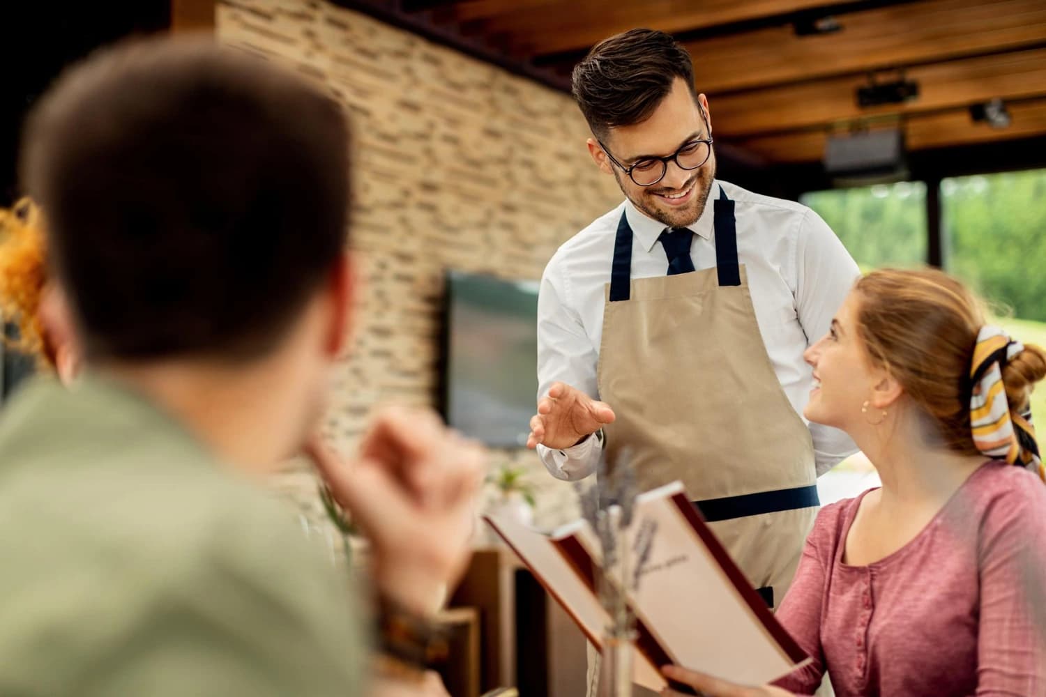 Personal de servicios profesionales atendiendo a clientes