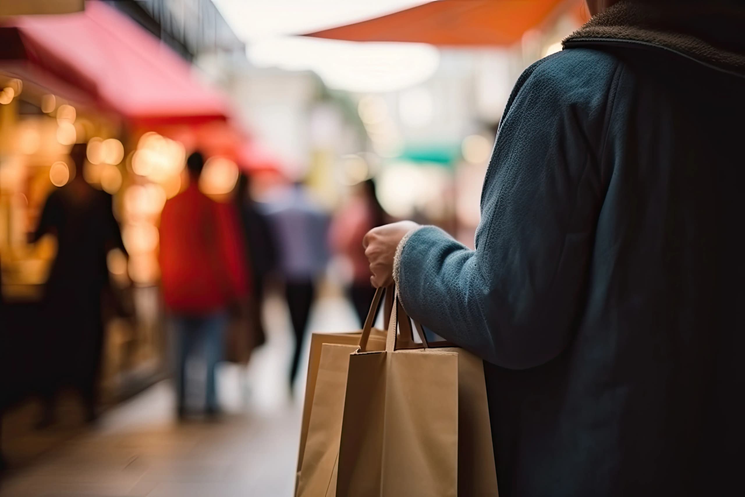 Mercado al aire libre con puestos artesanales y compradores