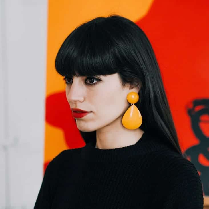 Retrato de Coco Dávez, artista pop nacida en Madrid, sonriendo en s