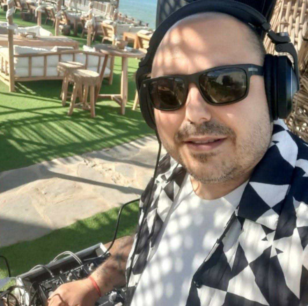 Cartel con telón rojo y letrero «Emisora Oficial» sobre el logo circular de Radio Fórmula Mega 24/7, que incluye micrófono vintage y reloj rosa.