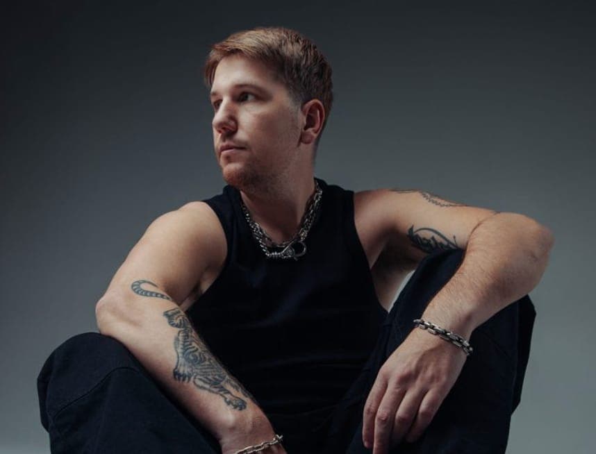 Retrato de Layton Giordani, DJ de techno peak-time de Drumcode, listo para show en Marbella