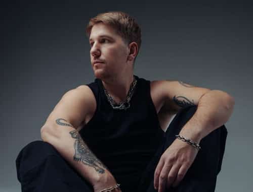 Retrato de Layton Giordani, DJ de techno peak-time de Drumcode, listo para show en Marbella