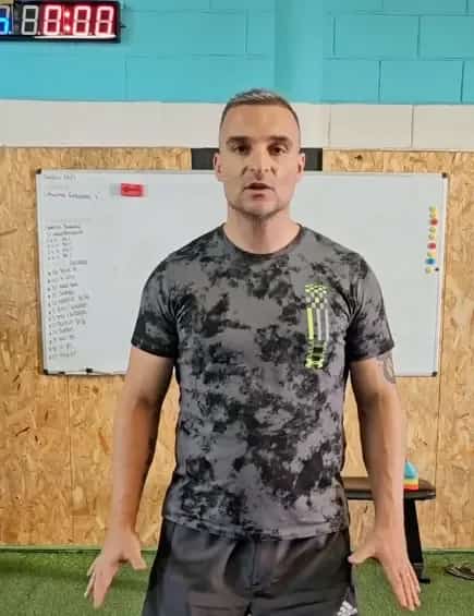 Logo de CrossBox Marbella con casco espartano y barra con pesas, emblema de box de entrenamiento funcional tipo CrossFit en Marbella. Charly (Carlos Fernández), coach de CrossBox Marbella