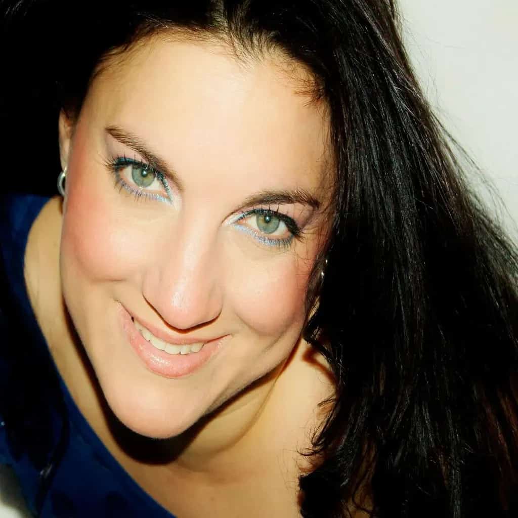 Retrato promocional de la cantante Moni Kabana, artista de música cubana, salsa y versiones latinas con actuaciones en Marbella