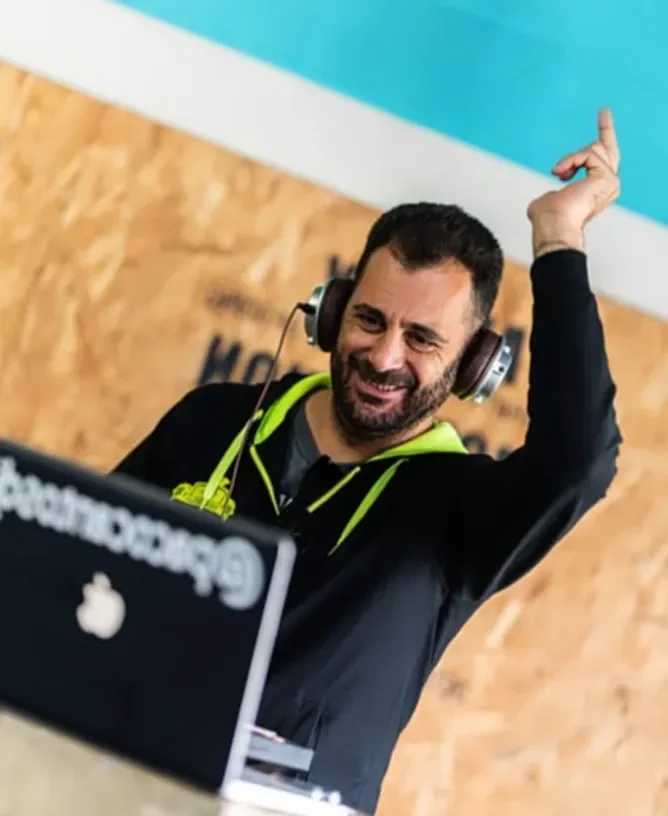 : Paco Cantos DJ pinchando con auriculares en Marbella, sesión en directo para evento y fiesta con música latina y ambiente de club.