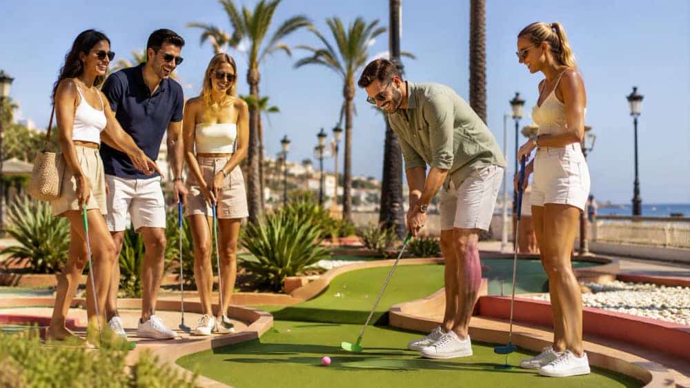 Grupo de amigos disfrutando de una actividad al aire libre en Marbella, una idea de plan diferente para hacer en la ciudad.
