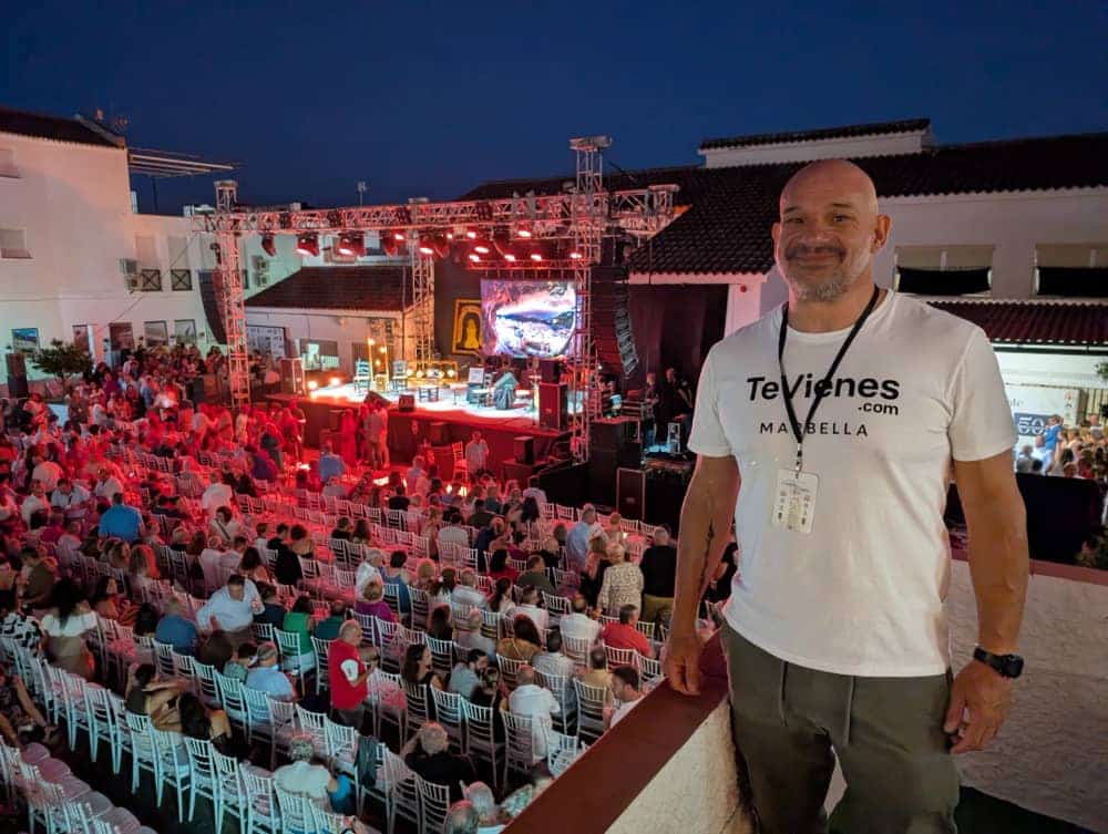 Personas disfrutando de un evento en un negocio local de la Costa del Sol, ejemplo de plan que puede ganar visibilidad en TeVienes.