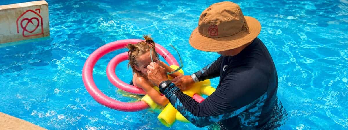 Clase de natación infantil con atención personalizada en la piscina de Casa Ángeles Marbella.