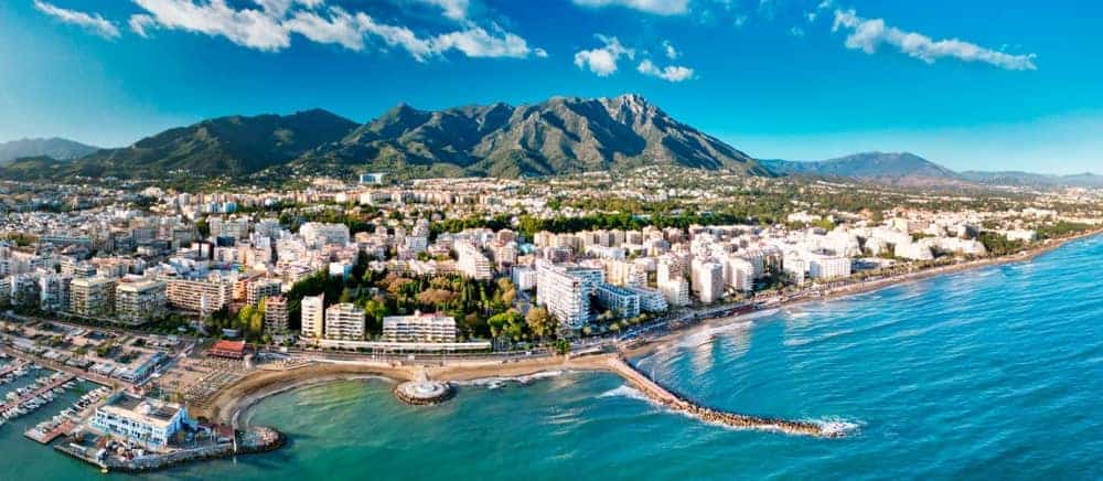 Vista panorámica de Marbella con Sierra Blanca y el mar.