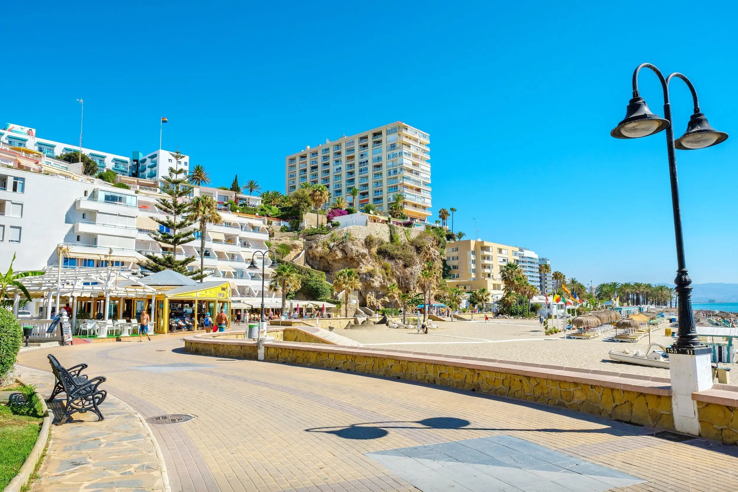 Paseo marítimo de Torremolinos con hoteles, palmeras y vistas al mar Mediterráneo