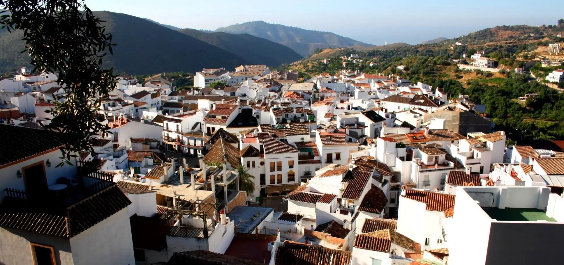 Pueblo blanco de Ojén con tejados de terracota y paisaje montañoso cerca de Málaga