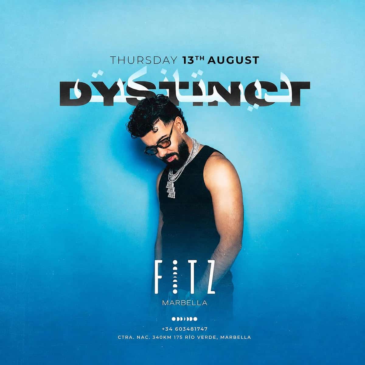 Cartel de DYSTINCT x Liberté en FITZ Marbella para el jueves 13 de agosto, con estética nocturna en blanco y negro, marco ornamental, retrato del artista con gafas oscuras y tipografía luminosa.