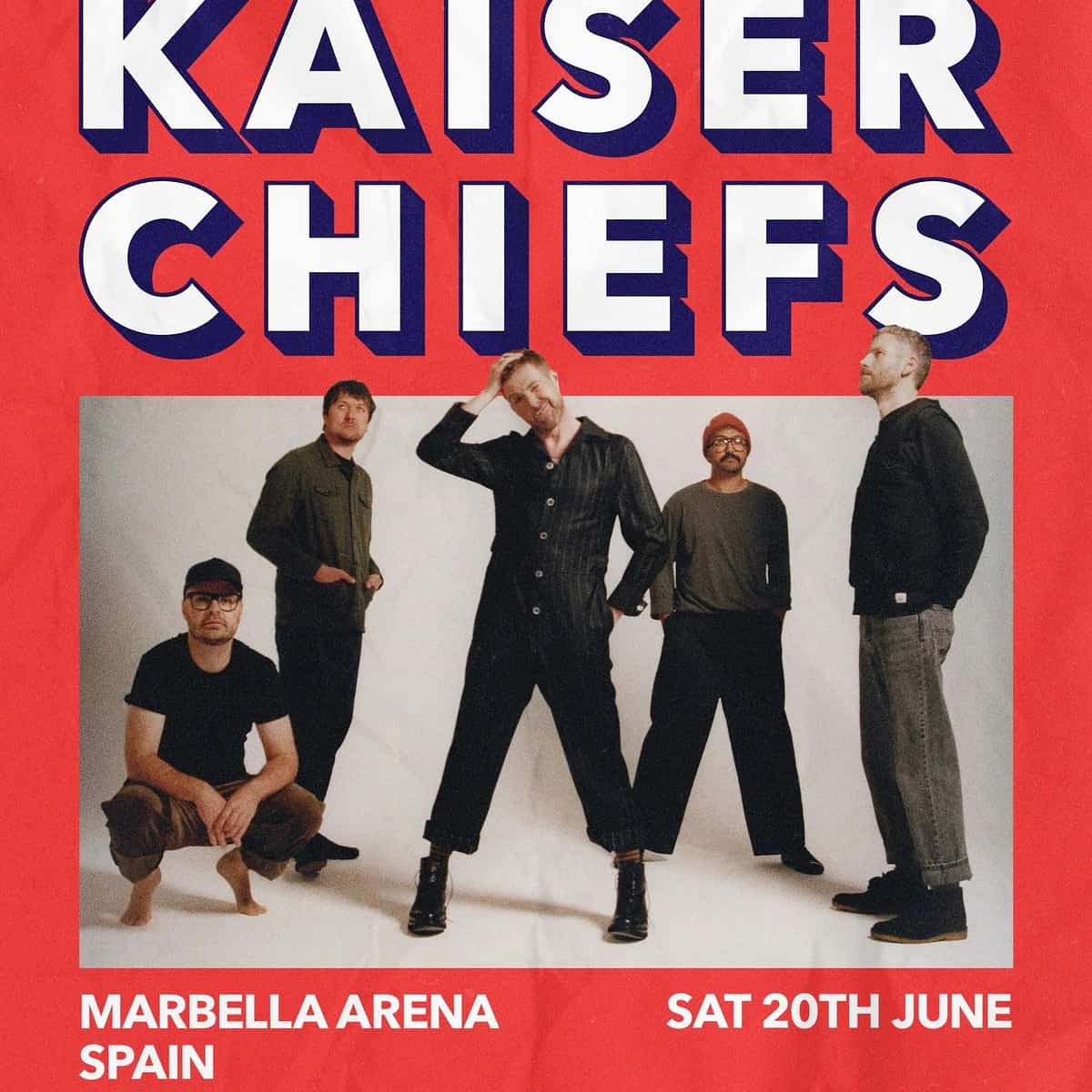 Kaiser Chiefs actuando en directo en un concierto de verano al aire libre