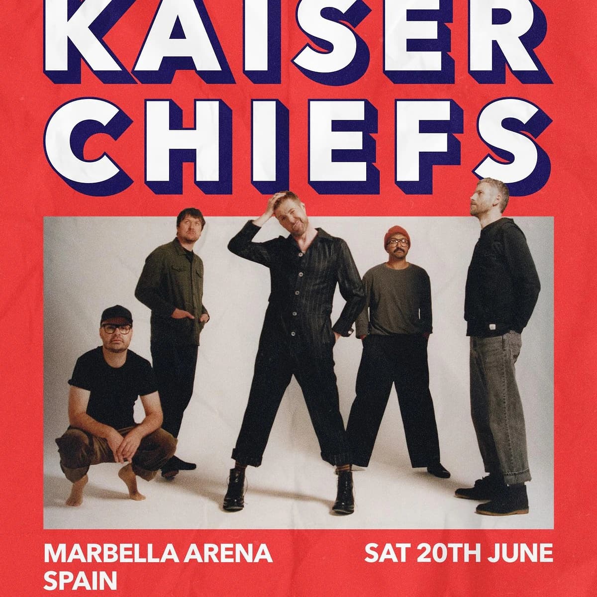 Kaiser Chiefs actuando en directo en un concierto de verano al aire libre