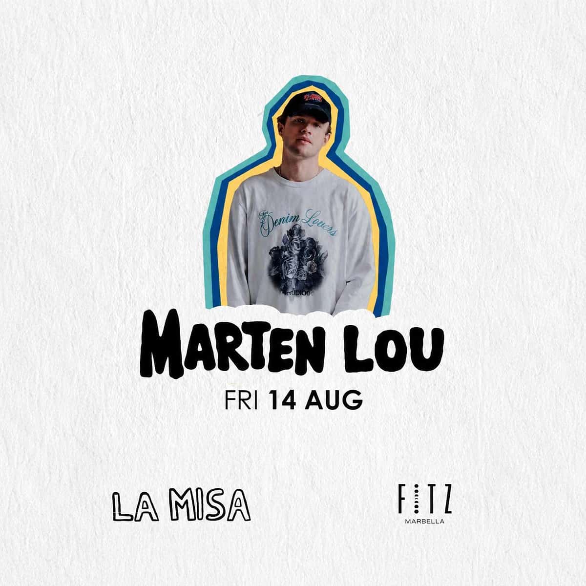 Cartel de Marten Lou x La Misa en FITZ Marbella para el viernes 14 de agosto, con fondo blanco texturizado, retrato del artista con gorra, camiseta blanca y contorno azul y amarillo, tipografía negra y logos de La Misa y FITZ Marbella.