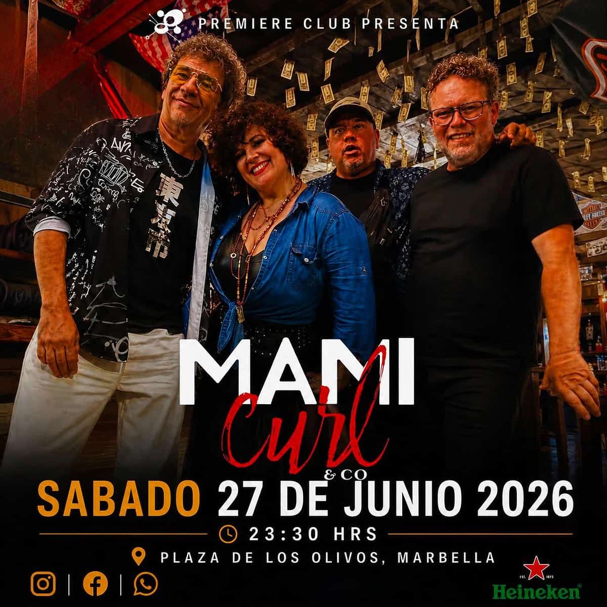 Cartel promocional de Mami Curl & Co en Premiere Club Marbella con cuatro miembros de la banda posando en un interior cálido y el nombre del grupo en grande. El concierto es el sábado 27 de junio de 2026 a las 23:30 h en Plaza de los Olivos