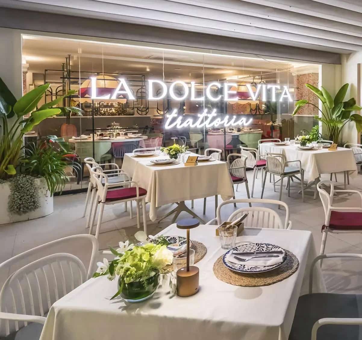 Cena italiana con menú degustación, platos tradicionales y ambiente mediterráneo elegante.