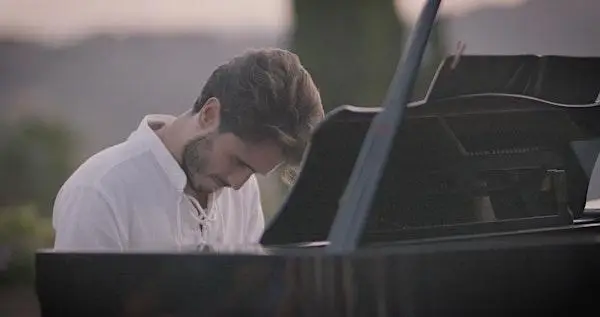 Angel Moya tocando el piano con una expresión serena