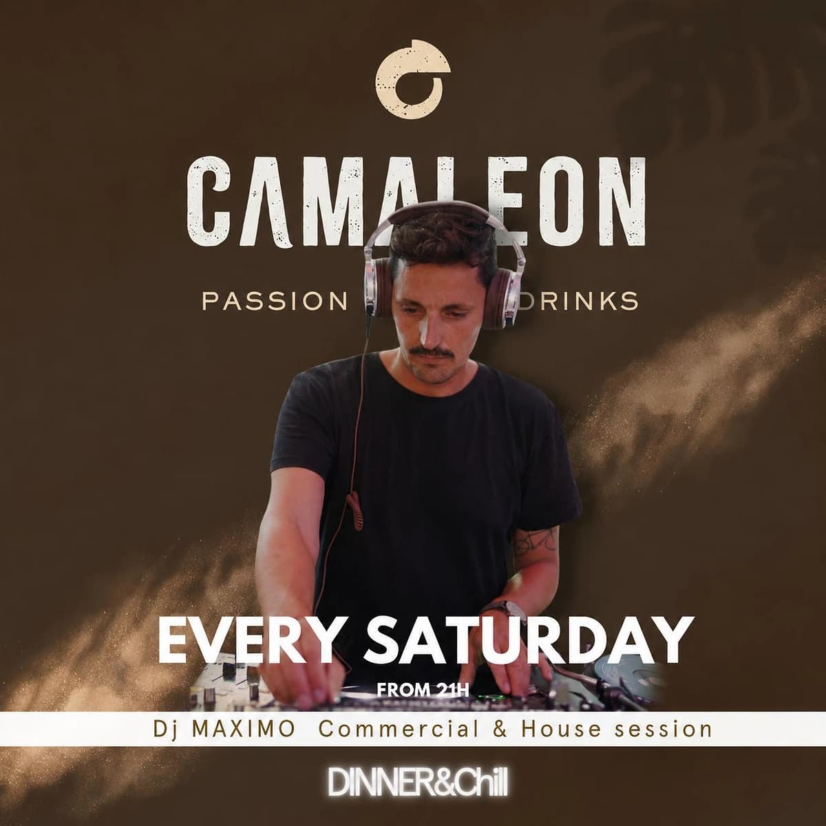 Cartel de Camaleón Marbella con DJ Máximo anunciando una sesión Dinner & Chill cada sábado desde las 21:00, con música commercial & house, cena y copas.