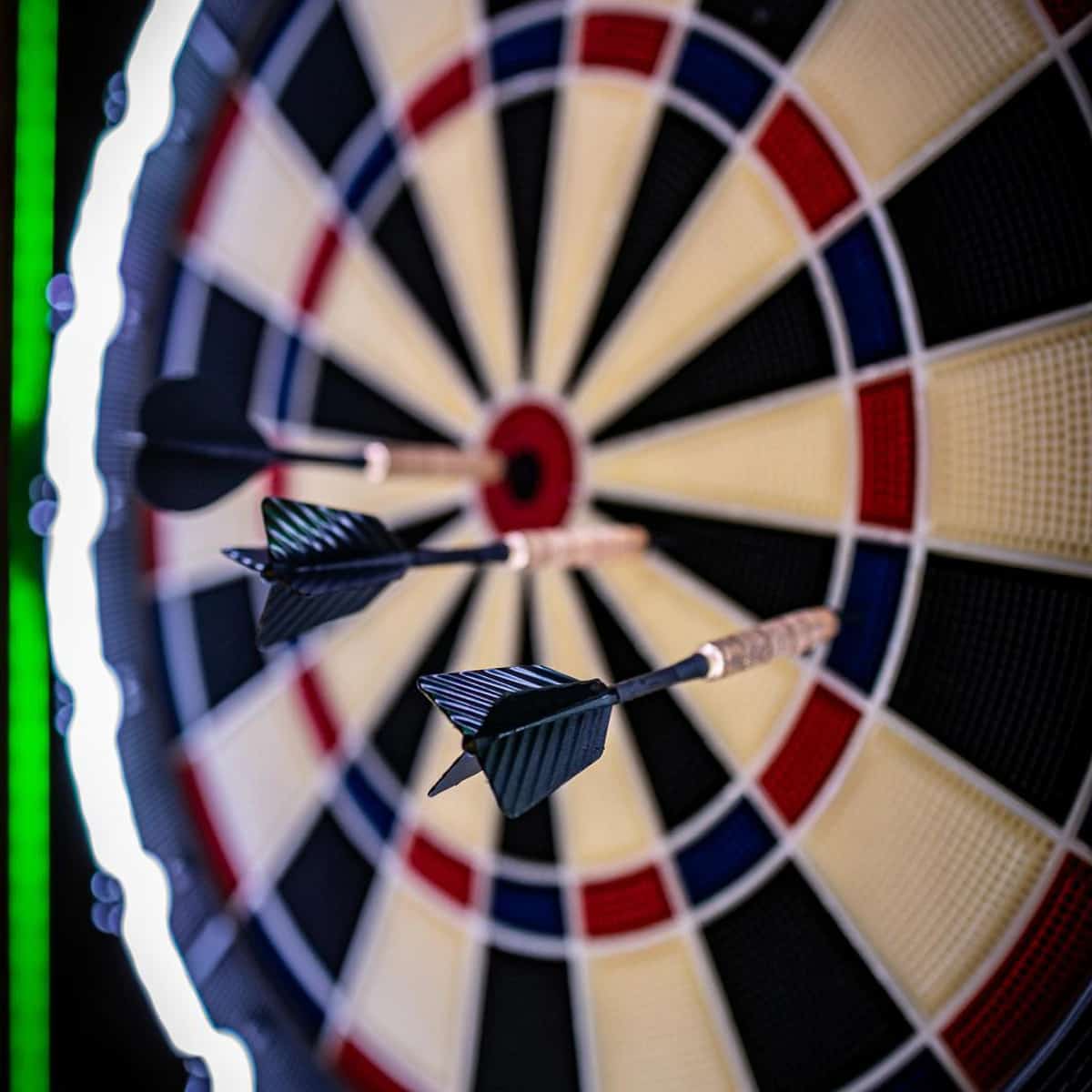 Diana con dardos clavados para torneo de dardos Cricket en Gallery Marbella, Marbella