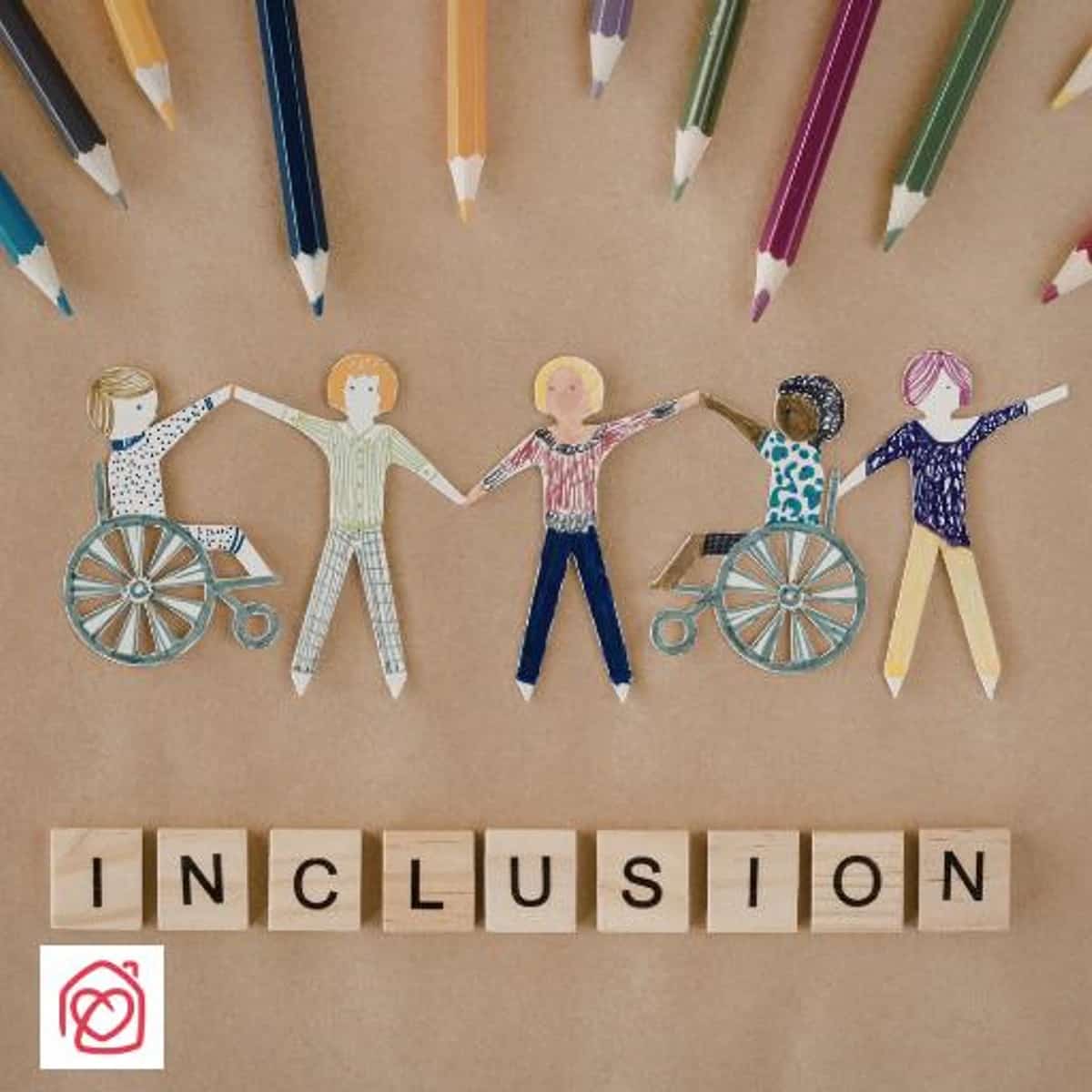 Ludoteca inclusiva en Casa Ángeles (Marbella): imagen de inclusión infantil con niños diversos, sillas de ruedas y lápices de colores, ideal para tarde creativa.