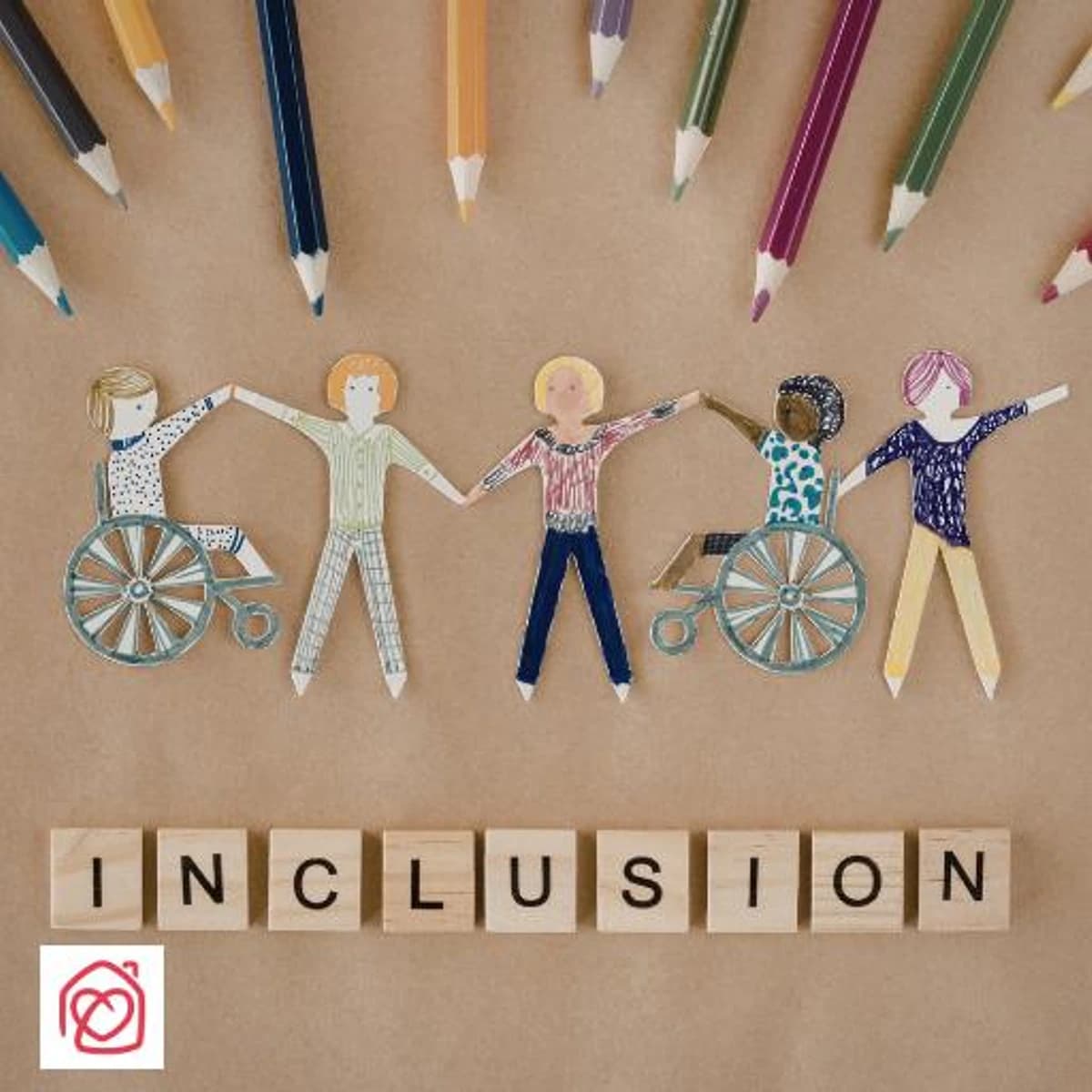 Ludoteca inclusiva en Casa Ángeles (Marbella): imagen de inclusión infantil con niños diversos, sillas de ruedas y lápices de colores, ideal para tarde creativa.