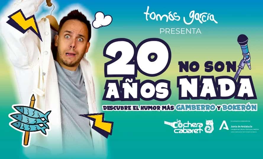 Tomás García actuando en el escenario con un micrófono