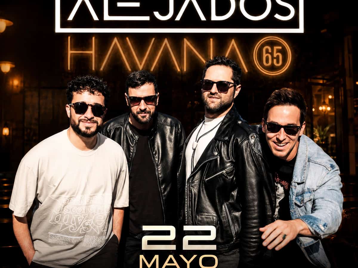 Cartel del concierto de Alejados en Havana 65 con la banda posando para una tarde de música en directo y versiones de pop rock español el 22 de mayo.