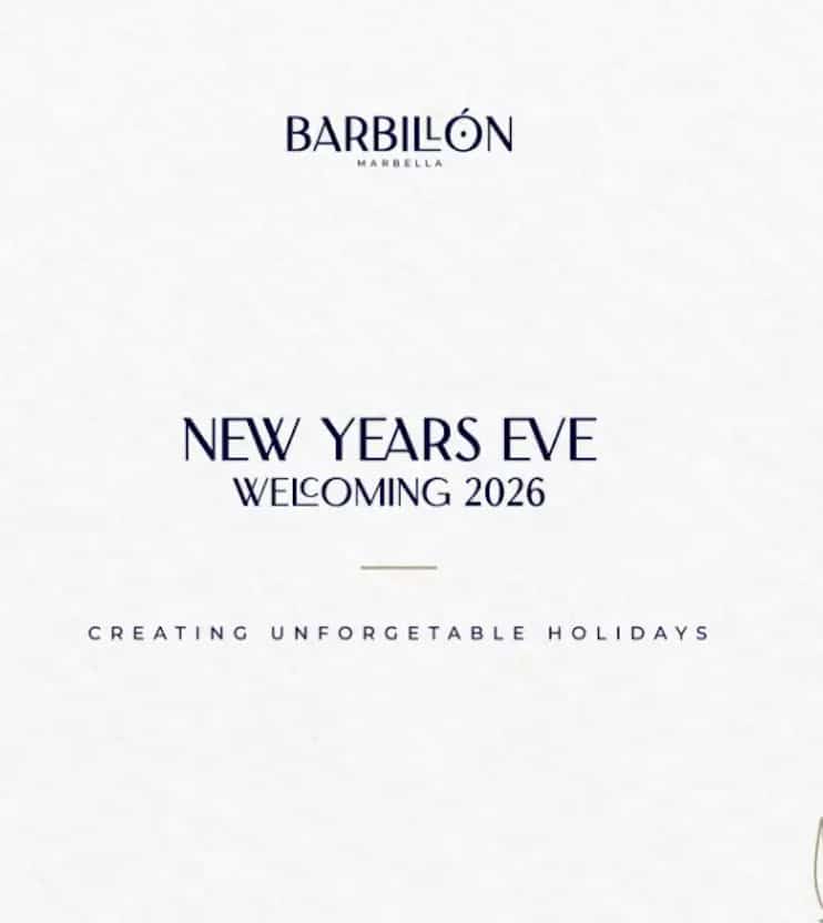 Cartel minimalista de Barbillón Marbella “New Years Eve — Welcoming 2026” sobre fondo blanco con tipografía azul y línea de velas doradas en la parte inferior.
