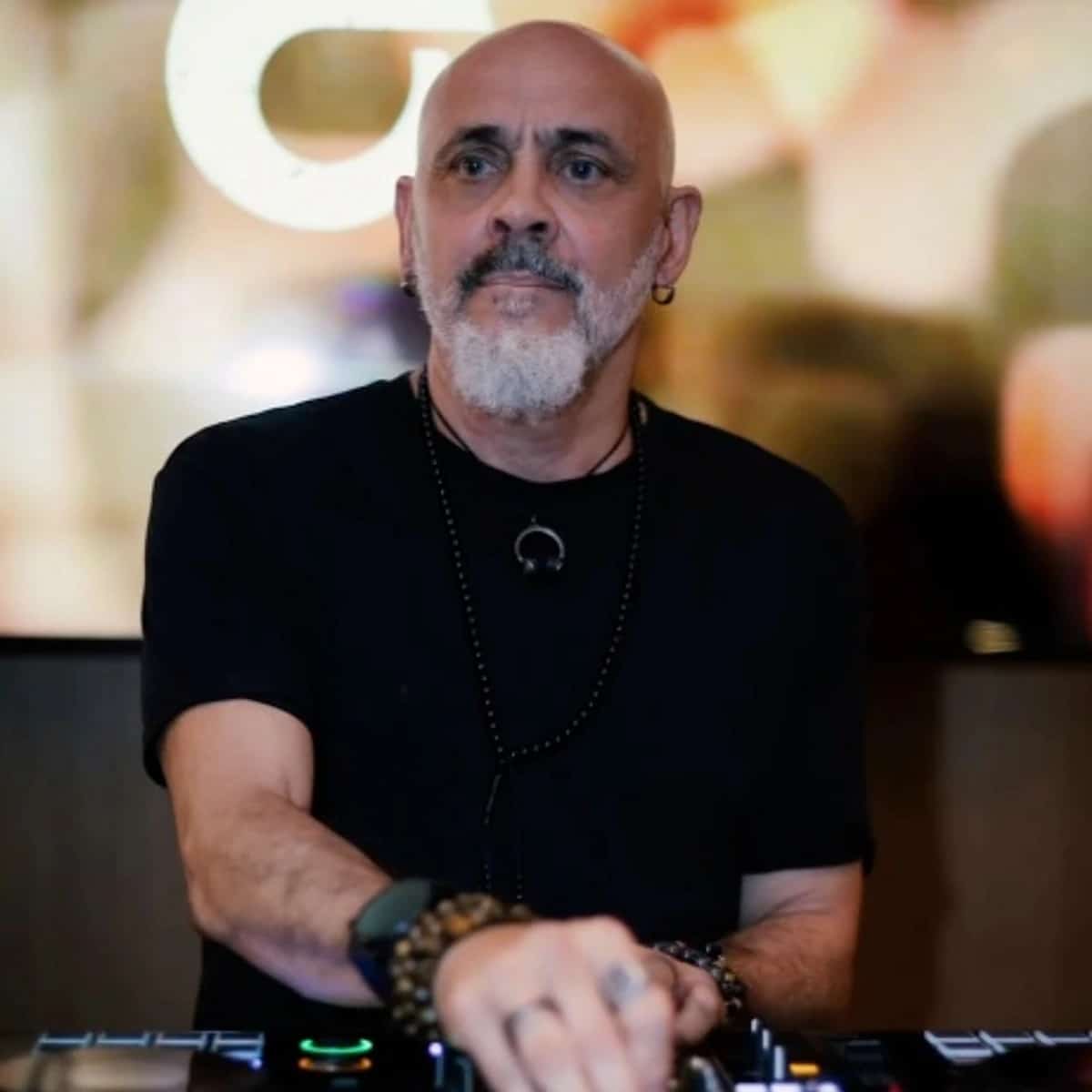 DJ Pakko 2K pinchando en Mari’e Cocktail Bar Marbella con sesión Soul, Funky y Nu Disco en cabina DJ.