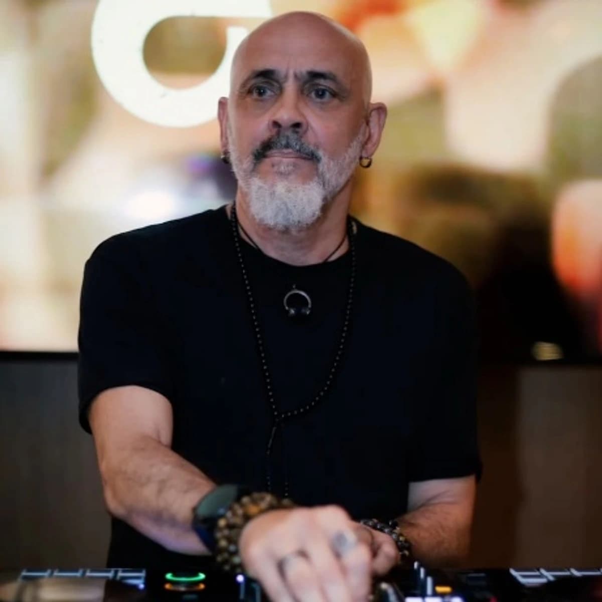 DJ Pakko 2K pinchando en Mari’e Cocktail Bar Marbella con sesión Soul, Funky y Nu Disco en cabina DJ.