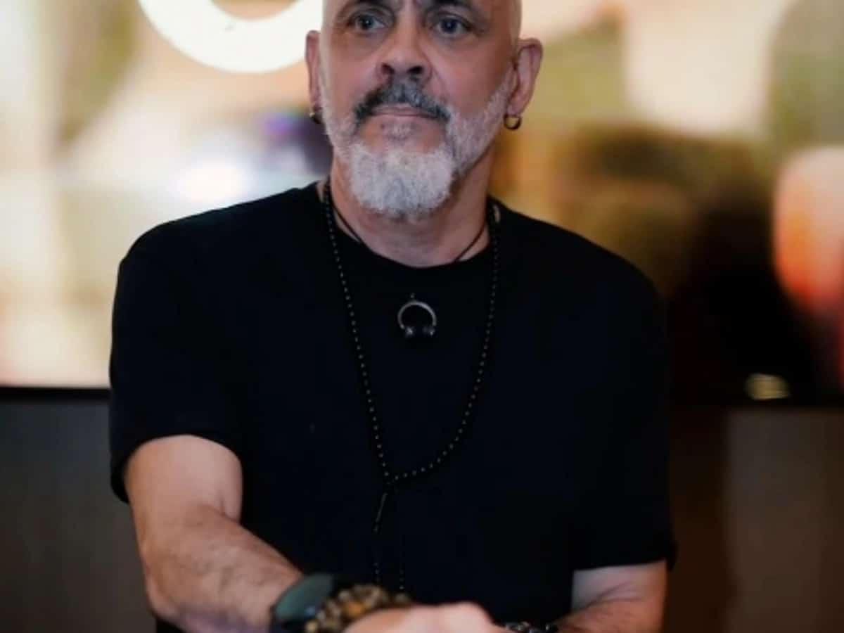 DJ Pakko 2K pinchando en Mari’e Cocktail Bar Marbella con sesión Soul, Funky y Nu Disco en cabina DJ.