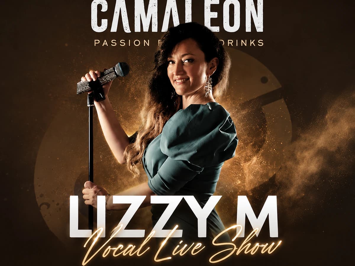 Cartel de Lizzy M en Camaleón Marbella con cantante junto a un micrófono anunciando un vocal live show y Dinner & Show el viernes 22 de mayo.