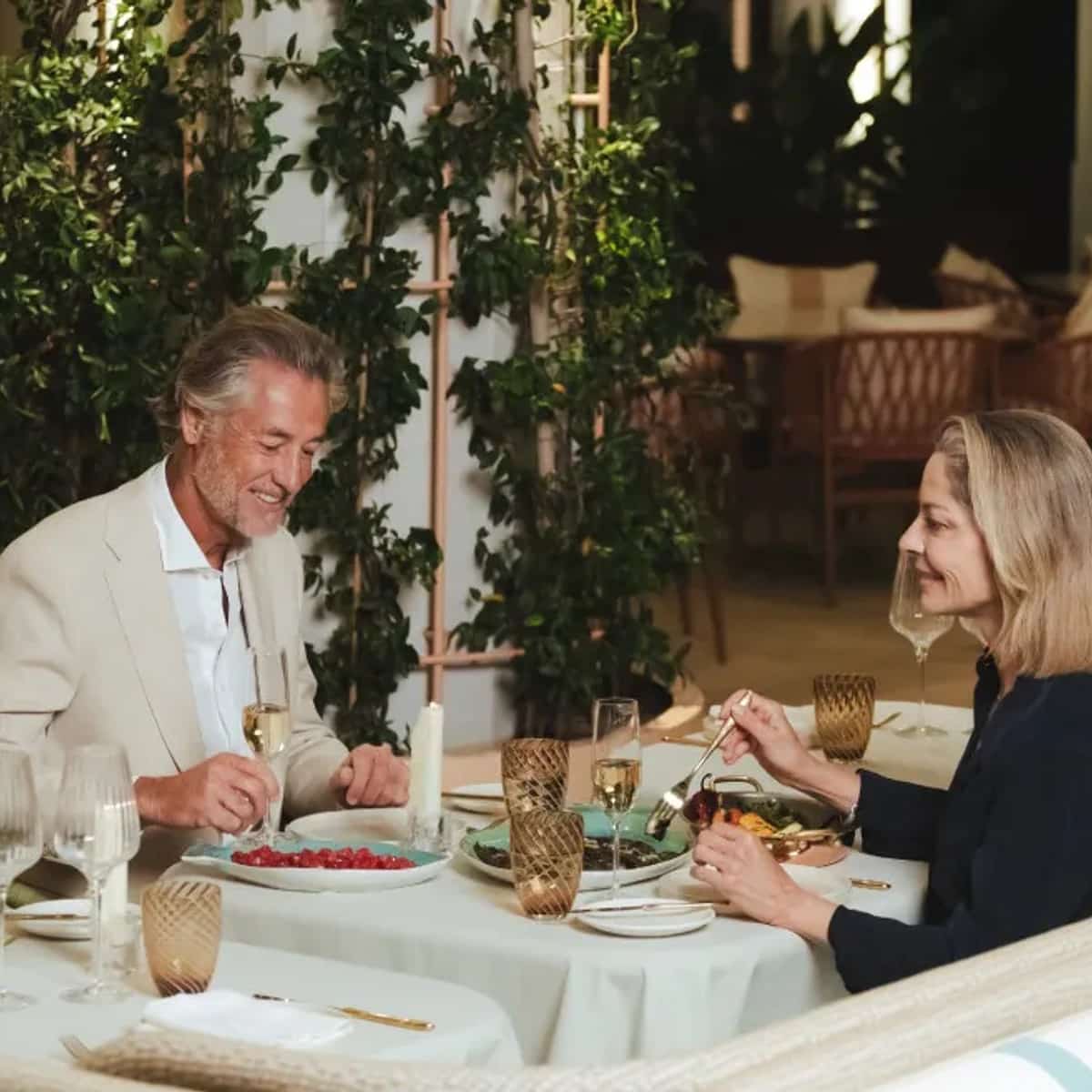 Montaje de cena romántica en Los Naranjos con menú mediterráneo en Marbella 2026
