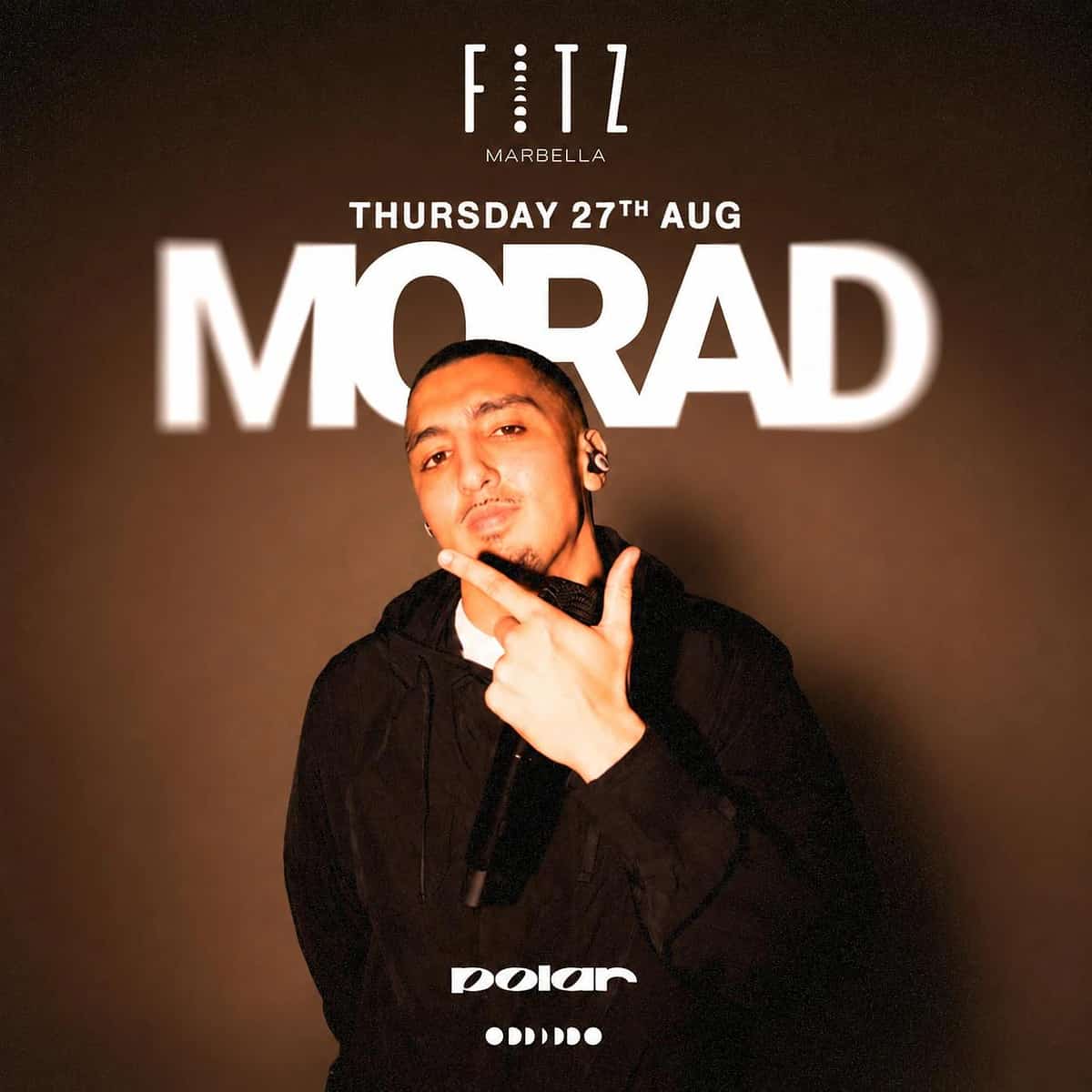 Cartel de Morad en FITZ Marbella para el jueves 27 de agosto, con fondo marrón oscuro, retrato del artista con micrófono, texto grande “Morad” y logo Polar.