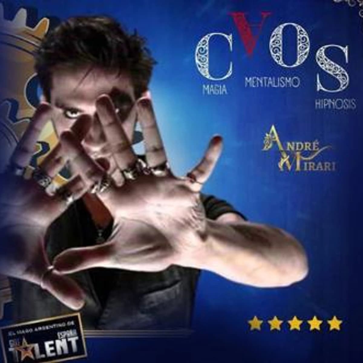 André Mirari en primer plano con las manos abiertas y varios anillos frente a un fondo azul, bajo el título CAOS y referencias a magia, mentalismo e hipnosis.