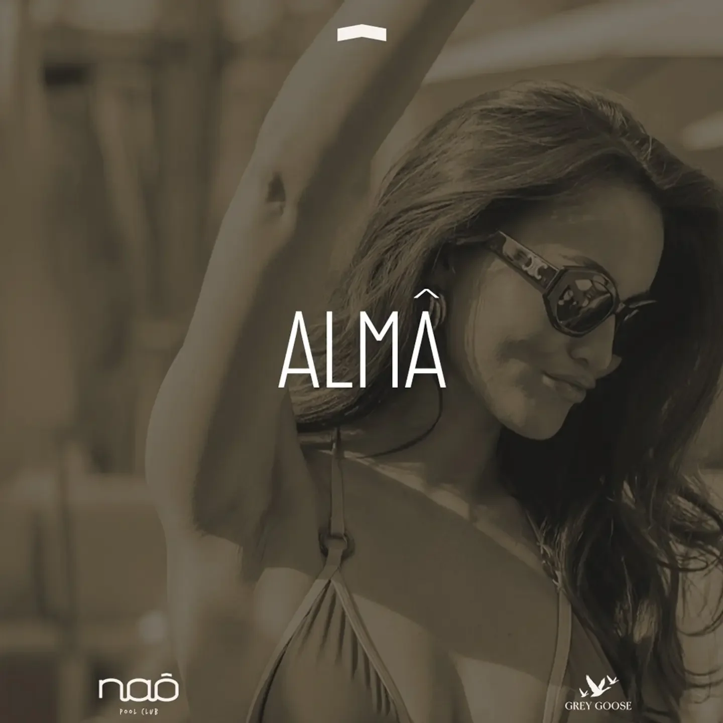 Escena vibrante junto a la piscina con personas disfrutando de música y bebidas