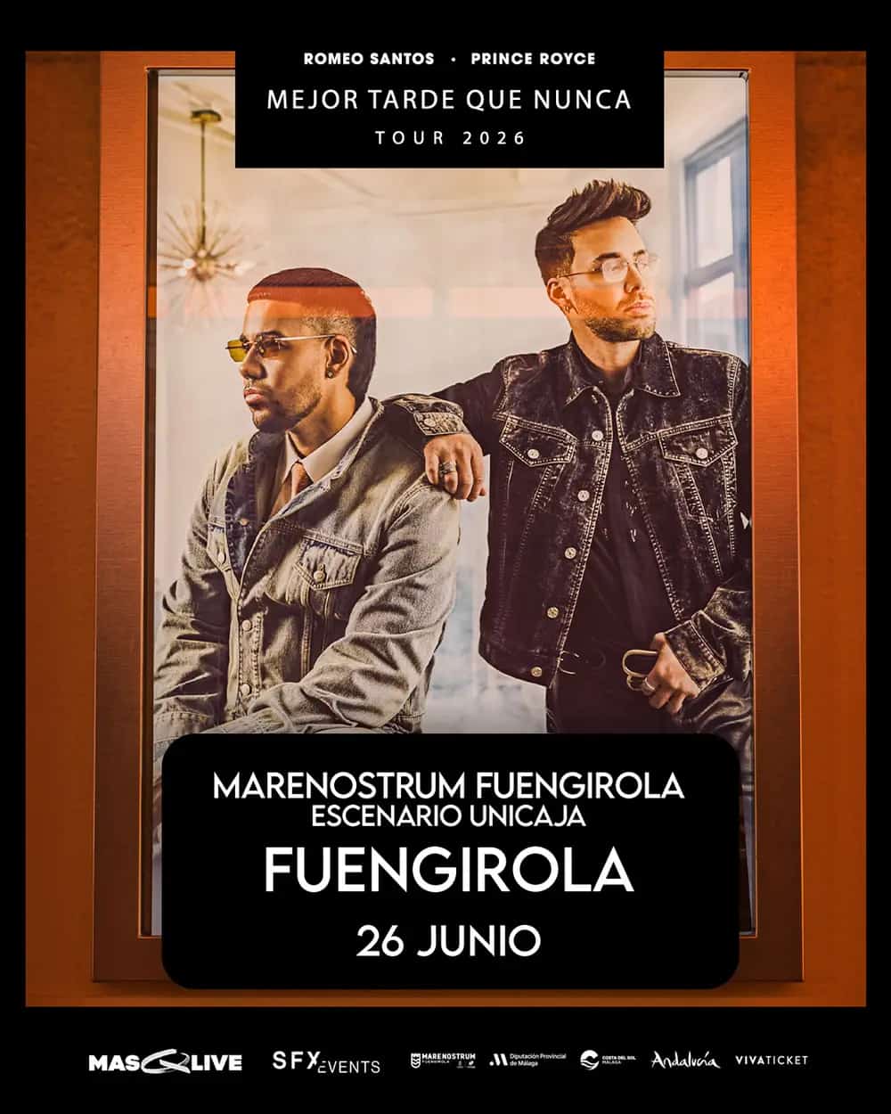 Romeo Santos y Prince Royce actuando en vivo con un vibrante telón de fondo del mar Mediterráneo.