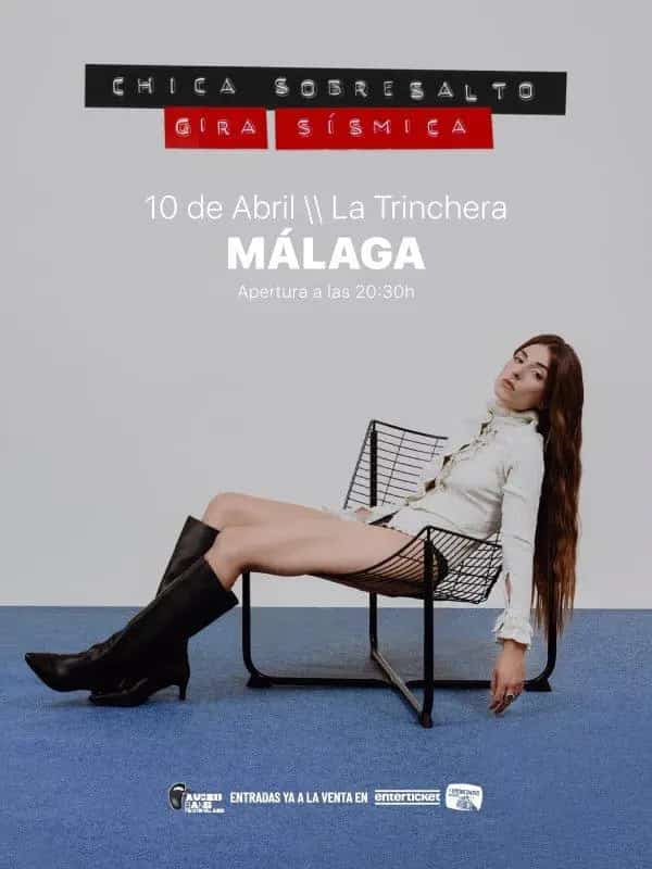 Chica Sobresalto actuando en directo con su banda completa en un concierto eléctrico e intenso.