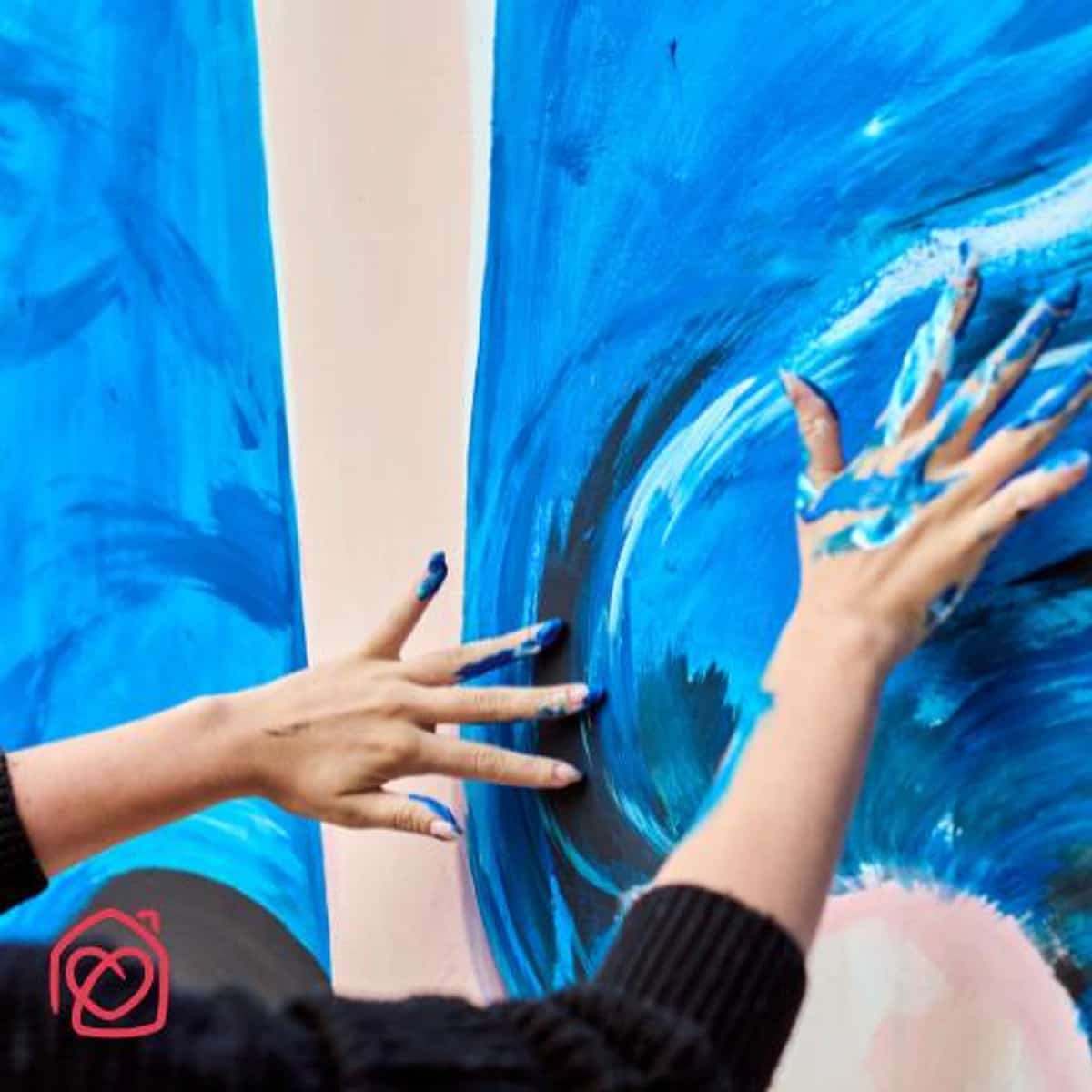 Creative kids activity in Marbella at Casa Ángeles: hands painting with blue tempera in the “Manos que Crean” workshop, inclusive and using recycled materials.