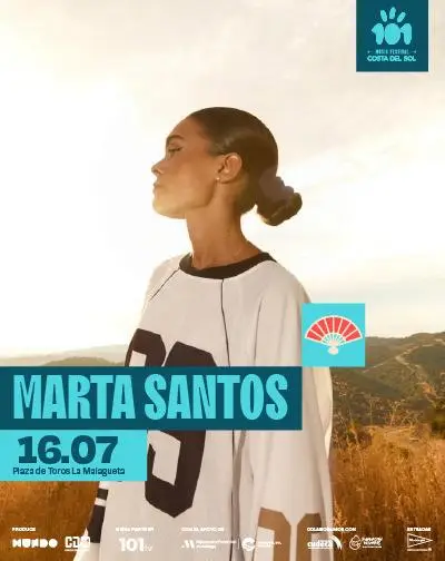 Marta Santos actuando en directo durante un concierto.