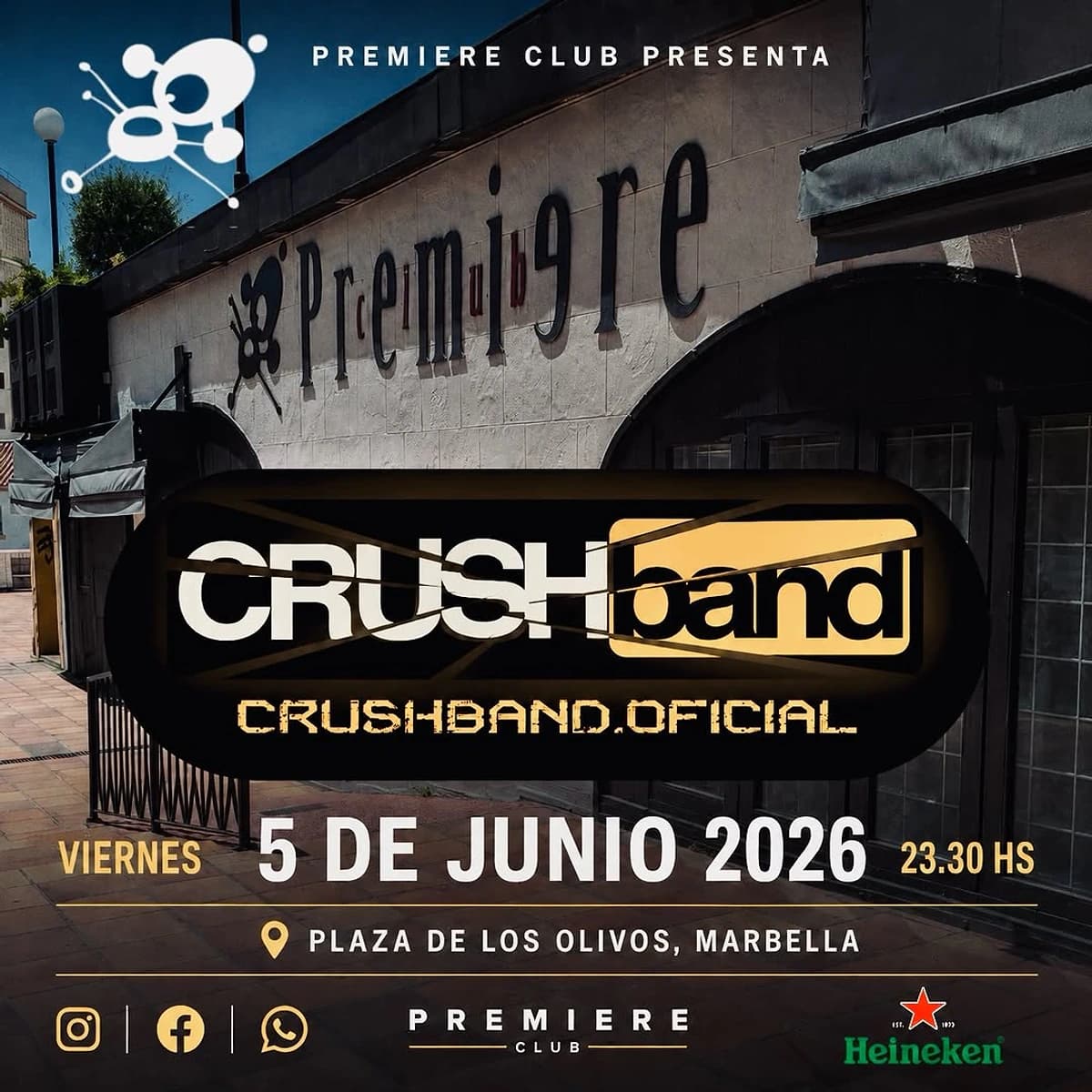 Cartel promocional de Crush Band en Premiere Club Marbella con el nombre del grupo sobre fondo oscuro de escenario, focos en la parte superior y texto con el concierto del viernes 5 de junio de 2026 a las 23:30 h en Plaza de los Olivos.