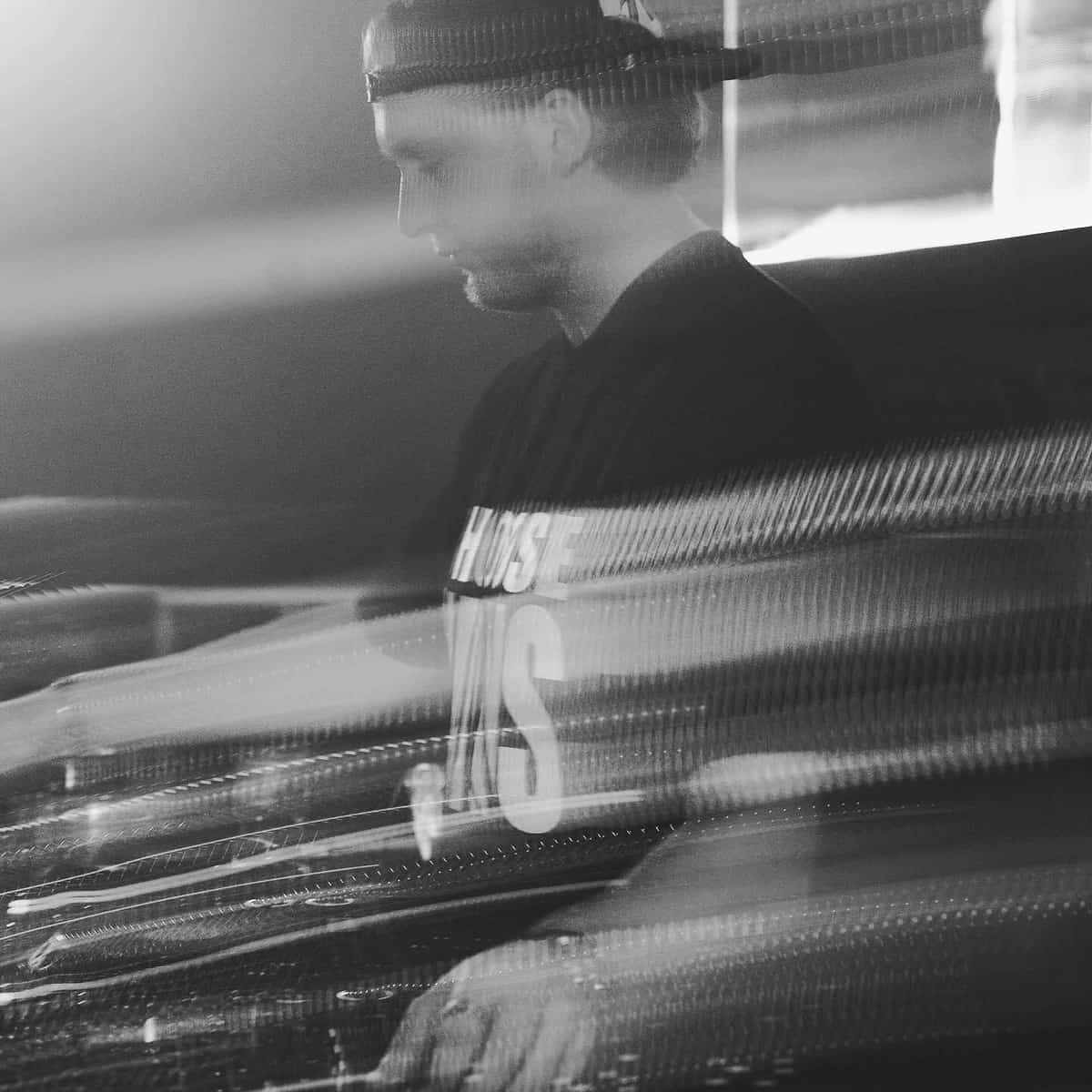 Max Dean pinchando en directo en un evento de música electrónica con público