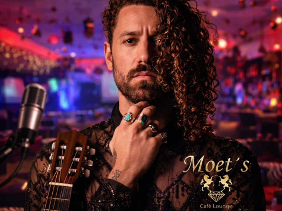 Juan José Alcántara actuando en directo en Möet’s Lounge Marbella, cantante flamenco en formato íntimo para tardeo flamenco en el centro de Marbella casco antiguo.